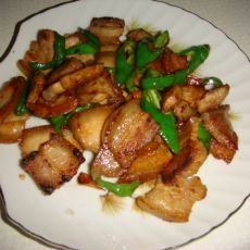 青椒爆炒五花肉—家常快手菜的做法 青椒爆炒五花肉—家常快手菜的做法
