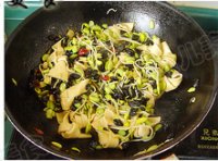 豆腐结炒黑豆芽的做法
