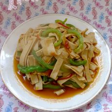西红柿青椒炒豆腐皮的做法 西红柿青椒炒豆腐皮的做法