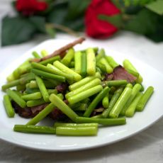 腊肉炒蒜苔的做法