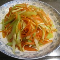 胡萝卜芹菜炒杏鲍菇的做法 胡萝卜芹菜炒杏鲍菇的做法