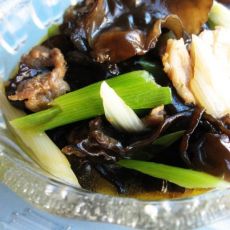 葱烧木耳炒肉的做法 葱烧木耳炒肉的做法