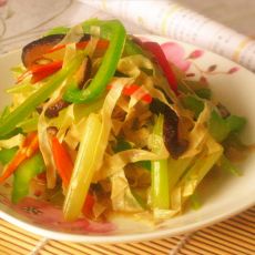 五香豆腐皮炒芹菜的做法 五香豆腐皮炒芹菜的做法
