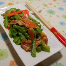 红萝卜苦瓜炒肉片的做法 红萝卜苦瓜炒肉片的做法