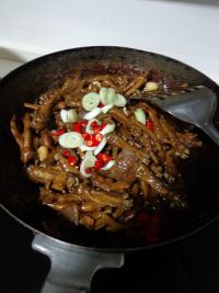干锅鸭掌的做法