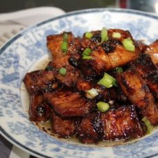 豆瓣酱煮五花肉的做法