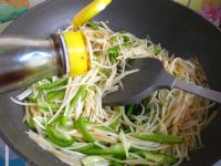 柿子椒炒土豆丝的做法