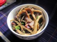 腊肉干煸茶树菇的做法