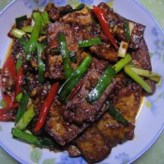 蒜苗豆腐回锅的做法 蒜苗豆腐回锅的做法