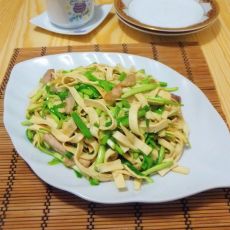 蒜苗炒豆腐皮的做法 蒜苗炒豆腐皮的做法