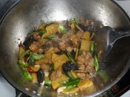 土豆片炒鸡的做法