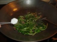五花肉爆炒白菜心的做法