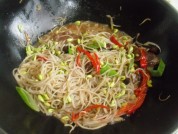 腊肠豆芽烩粉丝的做法