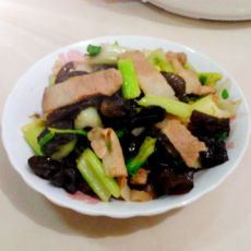 芹香木耳回锅肉的做法 芹香木耳回锅肉的做法