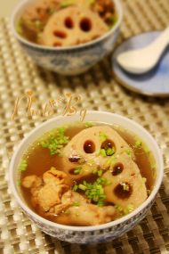 莲藕炖鸡汤的做法