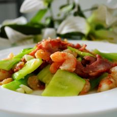 青瓜虾仁炒培根的做法 青瓜虾仁炒培根的做法