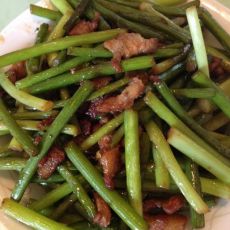 小炒肉焖蒜苔的做法