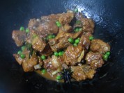 青豆焖排骨的做法