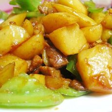 肉粒酱烧土豆块的做法 肉粒酱烧土豆块的做法