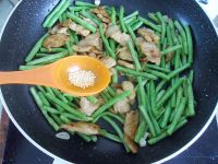 豆角炒肉的做法