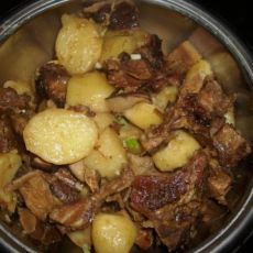 腊排骨红烧土豆的做法