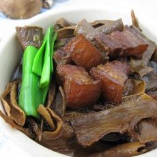 五花肉焖笋干的做法 五花肉焖笋干的做法
