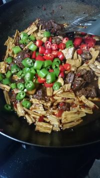 腐竹炖牛腩的做法