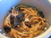 冬菇木耳焖鸡脚的做法