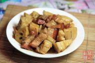 火腩焖莲藕的做法