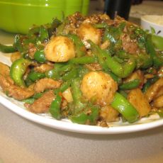 青椒肉丝炒鱼丸的做法 青椒肉丝炒鱼丸的做法