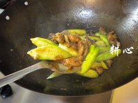 鸡腿肉炒丝瓜的做法