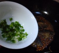 黄豆焖禾花鱼的做法