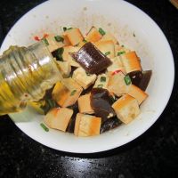 豆腐丁拌卤蹄冻的做法