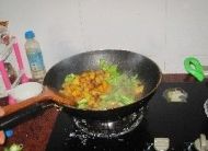 肉粒酱烧土豆块的做法