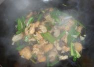 葱香木耳豆腐泡的做法