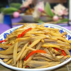 甜面酱烩藕丝的做法