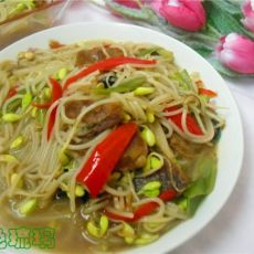 腊肠豆芽烩粉丝的做法 腊肠豆芽烩粉丝的做法