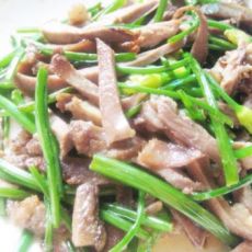 卤猪舌炒韭菜花的做法 卤猪舌炒韭菜花的做法