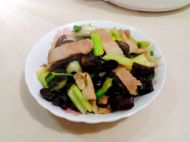 芹香木耳回锅肉的做法