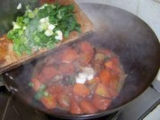 胡萝卜红烧肉的做法