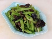 芹菜炒木耳的做法