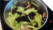 黑木耳炒芹菜肉丝的做法