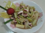 【地方特色菜】芹菜炒鱿鱼的做法