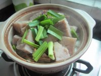 腊鸭腿焖芋头的做法