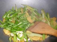 芹菜炒土豆片的做法