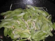 银鱼炒芹菜的做法