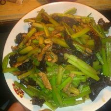芹菜木耳炒肉的做法