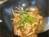肉片炒豆干杏鲍菇的做法