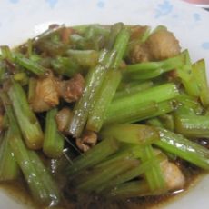 芹菜炒五花肉片的做法