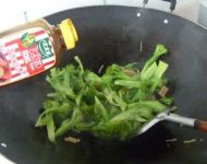 清炒西兰花萝卜干的做法